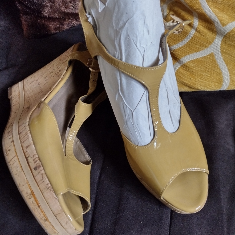 Wedge heel Sandals, t-strap, size 8N (narrow)